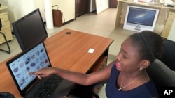 Youma Fall, diplômée en ingénierie de conception, est assise à son bureau à PayDunya, Dakar, 7 septembre 2016.