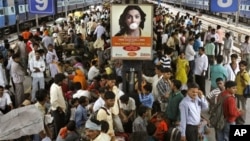 유엔이 13일에 발표한 보고서는 2025년에는 전세계 인구가 81억명에 달할 것이라고 밝혔다. 사진은 인도 뉴델리의 기차역. 인구 과밀화 현상이 두드러지는 인도는 2028년이면 중국을 제치고 세계 최대 인구 국가 반열에 오를 것으로 전망됐다. (자료사진)