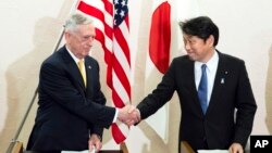 El secretario de Defensa de EE.UU., Jim Mattis, (izquieda) y el ministro de Defensa de Japón, Itsunori Onodera, se reunieron en Tokio el viernes, 29 de junio de 2018.