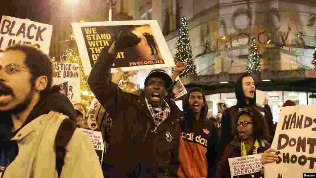 Les manifestants défilent dans les rues après la grande décision du jury dans la fusillade mortelle de Michael Brown, à Seattle, Washington, le 24 novembre 2014.