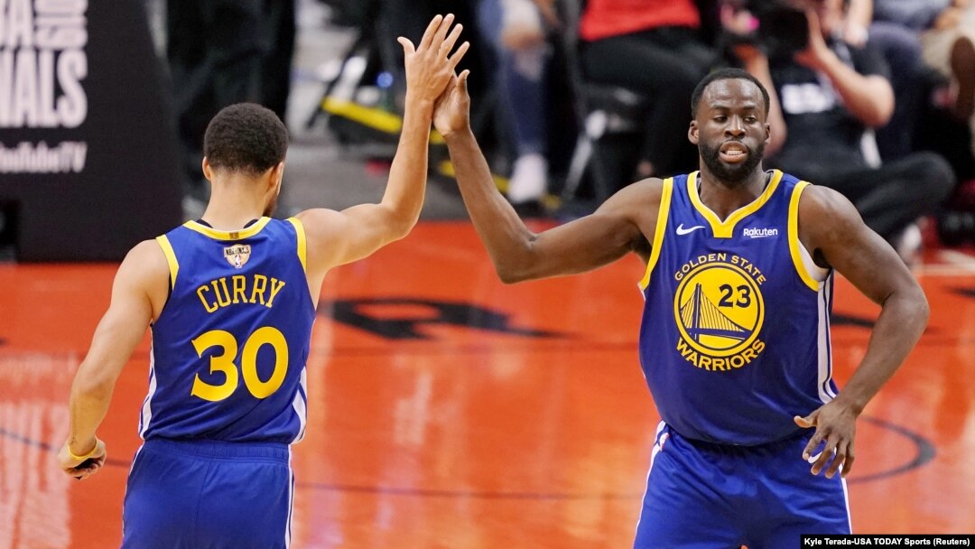 Stefan Kari i Drejmond Grin proszlavljaju koš u poslednjoj četvrtini druge utakmice finala NBA plej-ofa (Foto: Reuters/Kyle Terada-USA TODAY Sports)