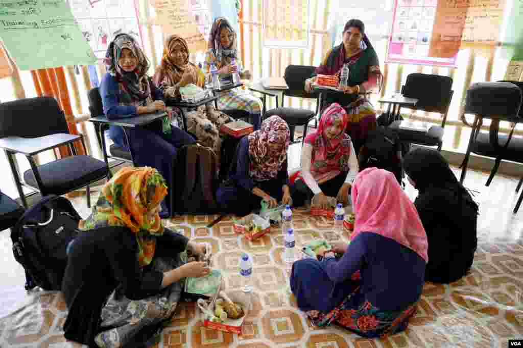 English teachers attend training at Camp 4 refugee camp in Cox's Bazar Mar. 30, 2019. (Hai Do/VOA)