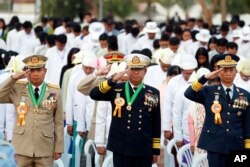 Perwira militer Myanmar memberi hormat pada bendera nasional mereka saat upacara peringatan 72 tahun Hari Kemerdekaan di Naypyitaw, Myanmar pada tahun 2020, sebagai ilustrasi (Foto: AP)