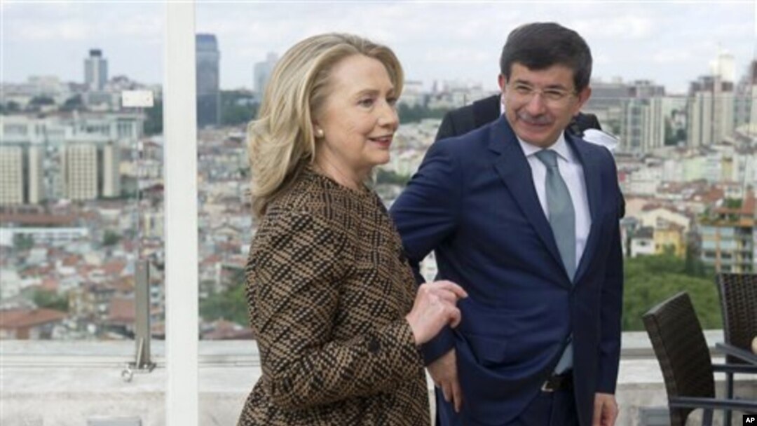 AQSh Davlat kotibasi Xillari Klinton Turkiya Tashqi ishlar vaziri Ahmet Dovudo'g'li bilan, 7-iyun, 2012