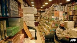 پولیس ویلي تلاشۍ ځکه اخلي چې استخباراتي معلومات ښښي په دوکانونو کې په خفیه ډول د یو کالعدم تنظیم نظريي ته د وده ورکولو مواد خرڅېږي او وېشل کېږي