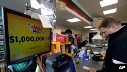 A monitor displays Friday's estimated Mega Millions jackpot at a convenience store in Chicago, Illinois. Oct. 19, 2018. With no winners in that drawing, the jackpot jumped to $1.6 billion.