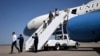 El vicepresidente JD Vance llega en el Air Force Two a la Base de la Fuerza Aérea Laughlin, Texas, para una visita a la frontera entre Estados Unidos y México el miércoles 5 de marzo de 2025.