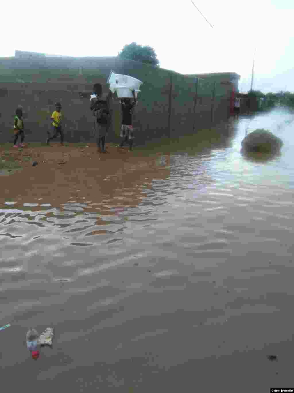 Bairro Aníbal Rocha, Calemba 2, inundado depois das chuvas de 18 de Abril. Distrito Kilamba Kiaxi, Luanda. Angola. 