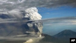 A view from a domestic flight from Denpasar to Yogyakarta that was subsequently diverted to Surabaya airport shows a plume of gas and ash billowing some 10 kilometers high from the Mount Merapi volcano during an eruption, 04 Nov. 2010.