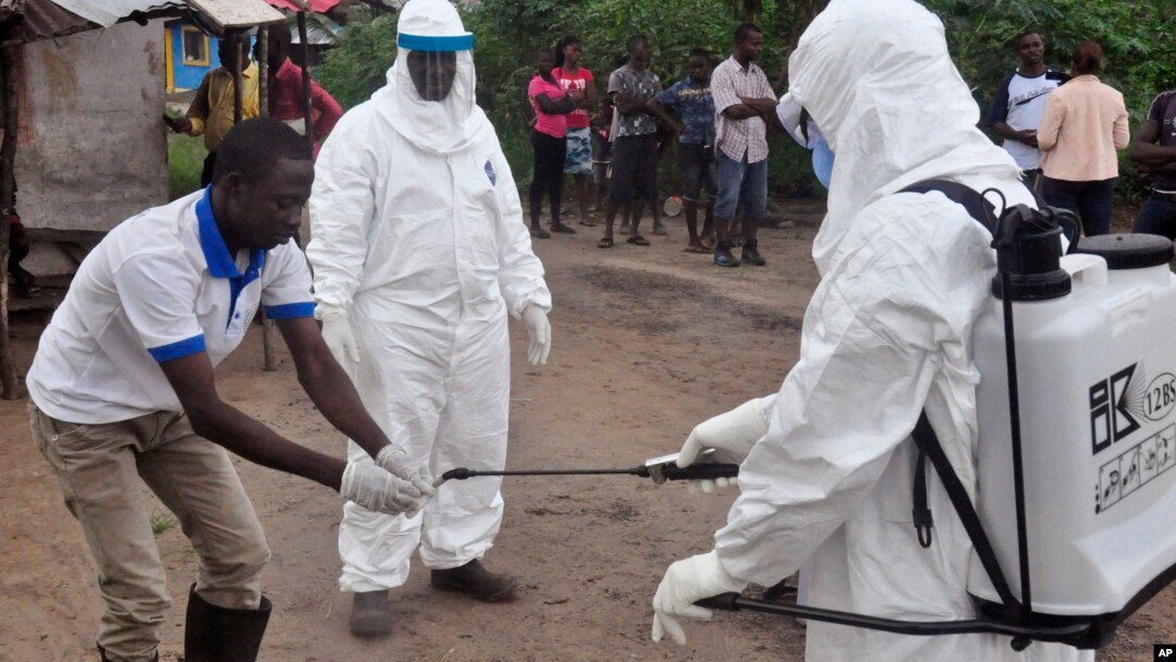 Ma'aikatan kiwon lafiya masu yaki da cutar ebola a Liberia