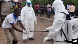 Ma'aikatan kiwon lafiya masu yaki da cutar ebola a Liberia