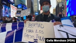 Ante unas elecciones anticipados de irregulares ciudadanos nicaragüenses en diferentes partes del mundo se pronunciaron el domingo para exigir democracia. En la imagen un nicaragüense captado en Nueva York. [Foto de archivo: VOA].