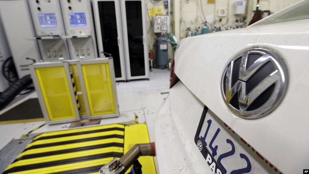Evaluasi mesin diesel mobil Volkswagen Passat di laboratorium uji emisi di El Monte, California. (Foto: Dok)