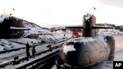 Fotografía de archivo de los submarinos nucleares rusos retirados de servicio en la base ártica de Severomorsk, en la península de Kola, Rusia. 