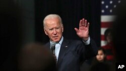 Kandidat presiden dari Partai Demokrat Joe Biden saat berpidato di sebuah pertemuan, 30 Desember 2019. (Foto: AP/Charles Krupa)