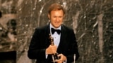 Gene Hackman menerima Oscar untuk aktor terbaik di Academy Awards ke-44 di Los Angeles, 10 April 1972. (Foto: AP Photo/arsip)