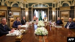 (Hagu zuwa Dama) Steve Witkoff, Sakataren Wajen Amurka, Marco Rubio, Mike Waltz, Saudi Arabia's Foreign Minister Prince Faisal bin Farhan al-Saud, Mosaad bin Mohammad al-Aiban, Sergei Lavrov da Yuri Ushakov