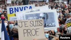 Rassemblement place de la République à Paris, pour rendre hommage à Samuel Paty, le professeur de français qui a été décapité dans les rues de Conflans-Sainte-Honorine en banlieue parisienne, France, 18 octobre 2020. REUTERS/Charles Platiau