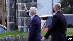 El proyectado presidente electo de EE. UU. Joe Biden, saluda a partidarios al salir de la iglesia católica St. Ann, en Wilmington, Delaware, el sábado 21 de noviembre de 2020.