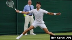 Novak Đoković u današnjem duelu sa Orasijom Sebaljosom (Foto: AP/Ben Curtis) 