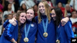 Las medallistas de oro del equipo de natación de Estados Unidos, Regan Smith, Lilly King, Gretchen Walsh y Torri Huske posan en Nanterre, Francia, el 4 de agosto de 2024.