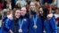 Las medallistas de oro del equipo de natación de Estados Unidos, Regan Smith, Lilly King, Gretchen Walsh y Torri Huske posan en Nanterre, Francia, el 4 de agosto de 2024.