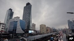 Trump Towers di sebelah kiri distrik Sisli di Istanbul, Turki, 11 Desember 2015.