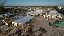 Kerusakan akibat hantaman Badai Milton di komunitas rumah mobil di Manasota Key, Englewood, Florida, Minggu, 13 Oktober 2024. (Rebecca Blackwell/AP)