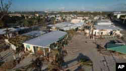 Kerusakan akibat hantaman Badai Milton di komunitas rumah mobil di Manasota Key, Englewood, Florida, Minggu, 13 Oktober 2024. (Rebecca Blackwell/AP)