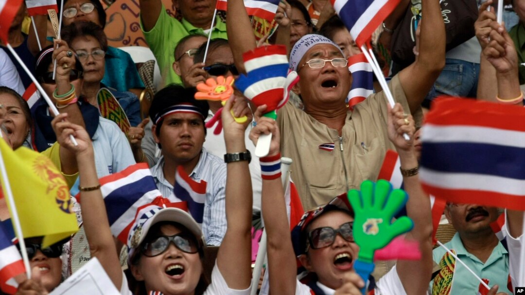 Thai protesters chant slogans during an anti-governement demonstration at a turf club in Bangkok, October 28, 2012.