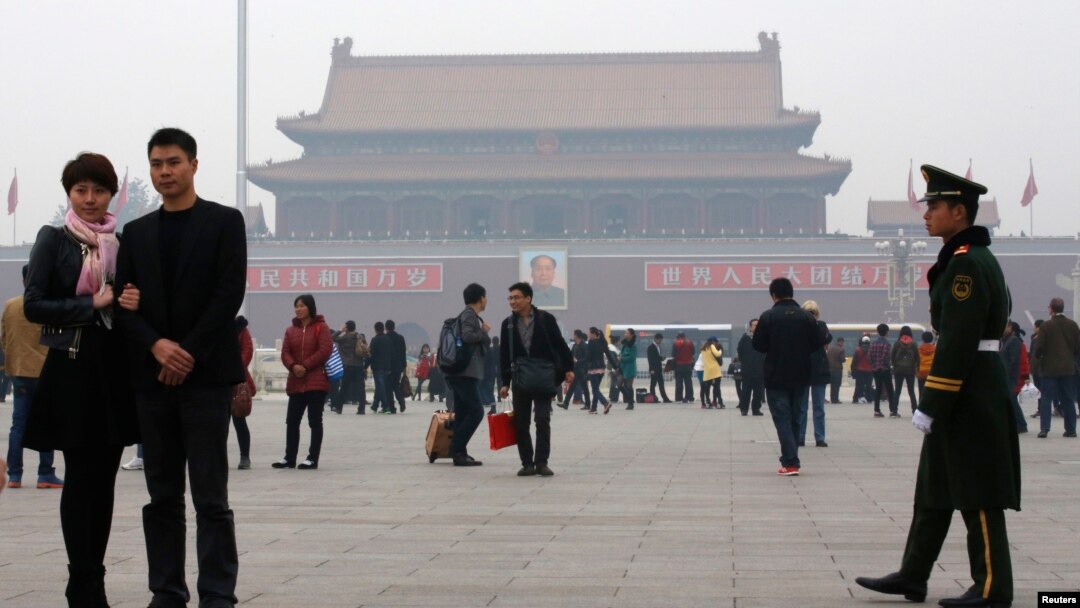 Polisi dan paramiliter China melakukan penjagaan ketat Lapangan Tiananmen di Beijing, China pasca serangan mobil di sana (foto: dok). 