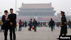 Polisi dan paramiliter China melakukan penjagaan ketat Lapangan Tiananmen di Beijing, China pasca serangan mobil di sana (foto: dok). 