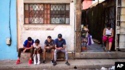 Anak-anak Kuba menggunakan smart phone mereka untuk mengakses internet di Havana (foto: ilustrasi). 