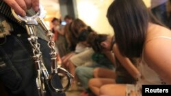 지난해 12월 중국 저장성에서 공안에 단속된 매춘부들. (자료사진)