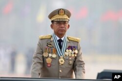 Panglima Tertinggi Myanmar Jenderal Min Aung Hlaing memimpin parade tentara pada Hari Angkatan Bersenjata di Naypyitaw, Myanmar, Sabtu, 27 Maret 2021. (Foto: AP)