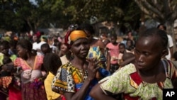 Une file d'attente à Bangui, en Centrafrique, pour se faire vacciner contre la rougeole (AP)