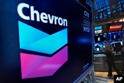 Logo Chevron terlihat di lantai Bursa Efek New York pada 1 November 2021. (Foto: AP)