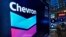Logo Chevron di lantai perdagangan Bursa Saham New York, 1 November 2021. (Foto: Richard Drew/AP, arsip)