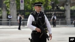 Naoružani policajac na trgu u blizini zgrade parlamenta u Londonu (Foto: AP)