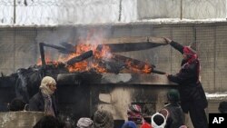 مظاهره کنندگان خشمگین در عقب میدان هوایی بگرام