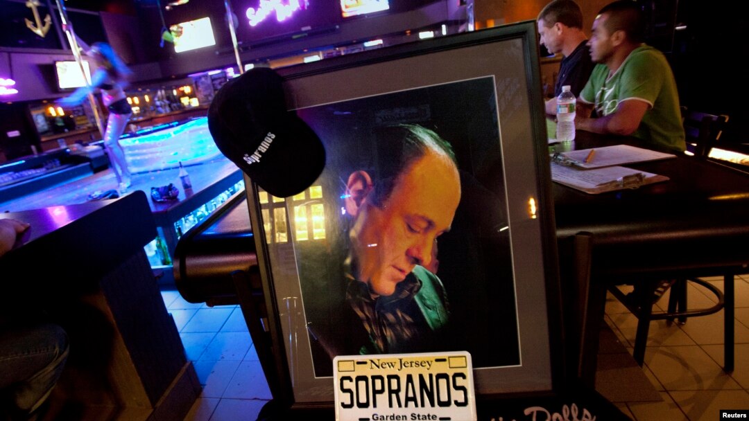 Rinden homenaje al actor en el bar donde grabaron escenas de la seri televisiva "Los Soprano" en Lodi, Nueva Jersey.
