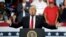 El presidente Donald Trump habla durante un acto de campaña el miércoles, 31 de octubre de 2018 en Estero, Florida.
