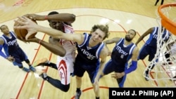 Clint Capela (15) Houston Rockets contre Dirk Nowitzki (41) Dallas Mavericks, Houston, le 28 avril 2015.