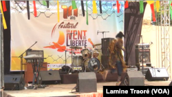 Le podium du festival "Un vent de liberté", Ouagadougou, 21 octobre 2019. (VOA/Lamine Traoré)