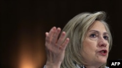 Ngoại trưởng Hillary Clinton nói bất kỳ sự can thiệp nào của Hoa Kỳ nhằm hỗ trợ người chống đối ông Gadhafi sẽ ‘gây tranh cãi’ cả ở Libya cũng như trong toàn thế giới Ả rập
