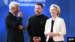 Після скорочення допомоги від США, більшість зовнішньої допомоги Україні забезпечує Європа. Архівне фото: Президент Європейської ради Антоніо Кошта, президентка Єврокомісії Урсула фон дер Ляєн, президент України Володимир Зеленський. Фото: NICOLAS TUCAT / AFP 