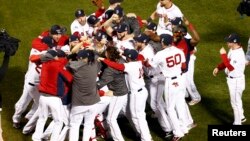Igrači Boston Redsoksa proslavljaju pobedu