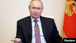 Vladimir Putin participa en la ceremonia de firma del acuerdo general entre los sindicatos de toda Rusia, empleadores y el gobierno de la Federación Rusa, el 31 de marzo de 2021