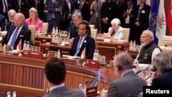 Perdana Menteri India Narendra Modi memberi sambutan dalam sesi pertama pertemuan puncak G20 di New Delhi, India, Sabtu, 9 September 2023. Tampak Presiden AS Joe Biden dan Presiden RI Joko Widodo. (Foto: Evan Vucci/Reuters)