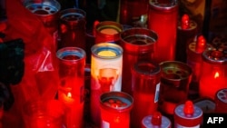 Velas encendidas frente a la estatua de Juan Pablo II en el exterior del hospital Gemelli de Roma, donde se encuentra ingresado en papa Francisco, el 5 de marzo de 2025.